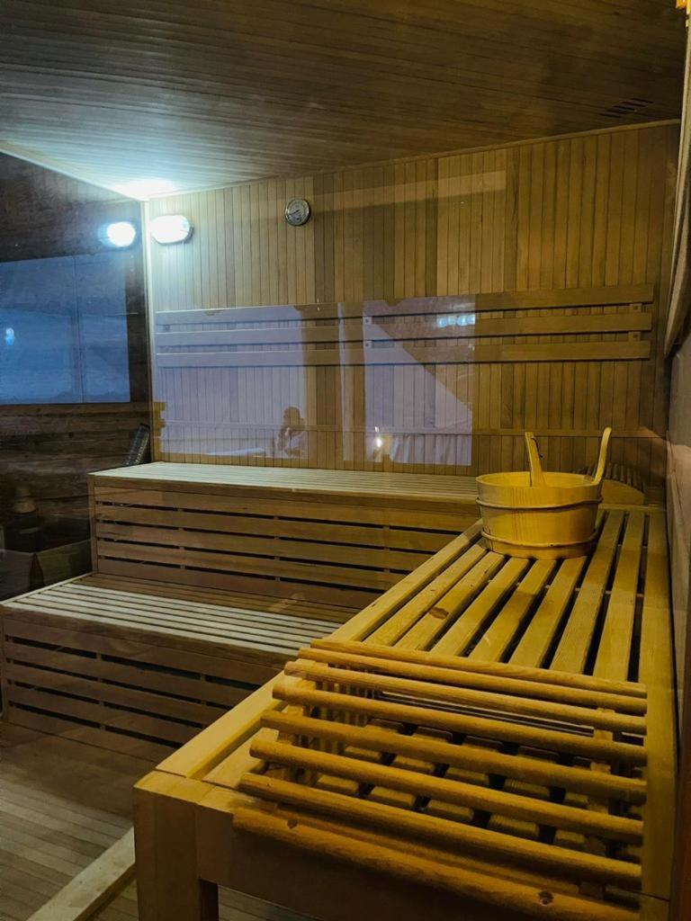 Hotel D' Magic à Brosteni Extérieur photo