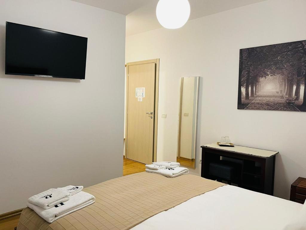 Hotel D' Magic à Brosteni Extérieur photo