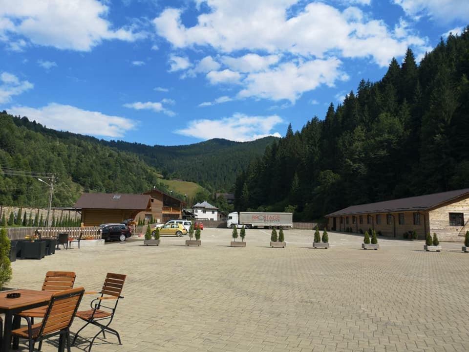 Hotel D' Magic à Brosteni Extérieur photo